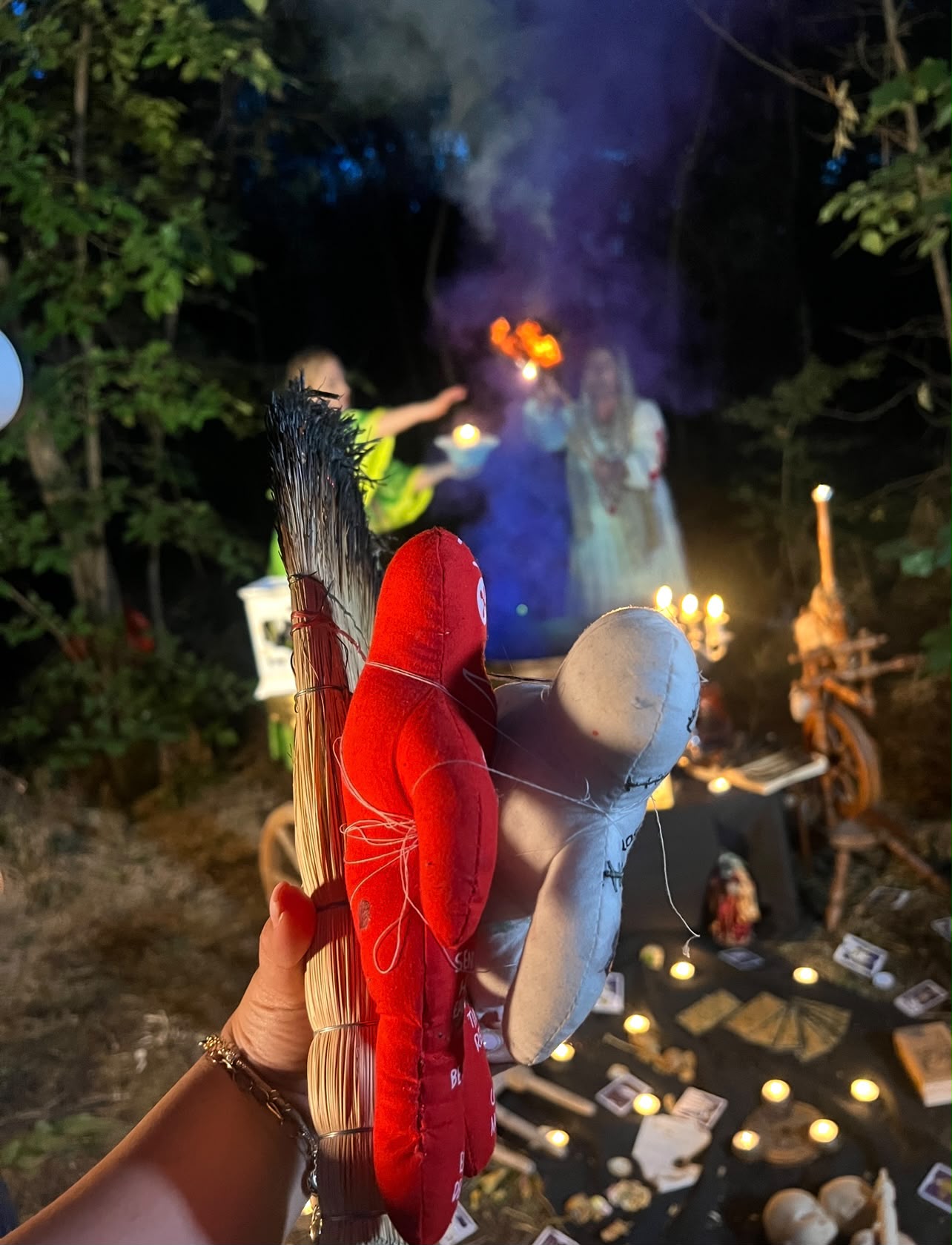 Ritual de noapte în pădure, cu foc și lumânări