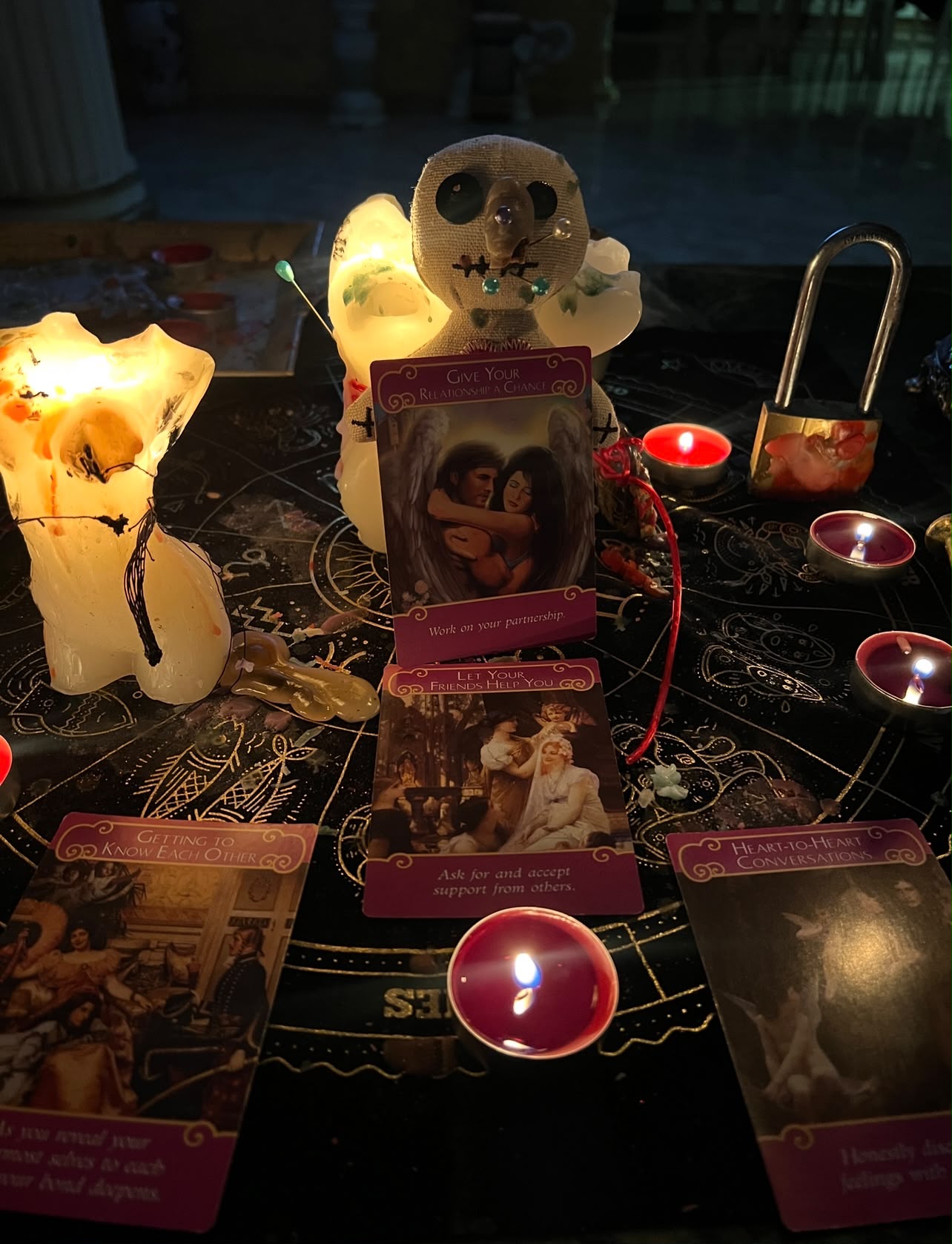 Altar cu lumânări, lacăt și obiecte folosite la dezlegări