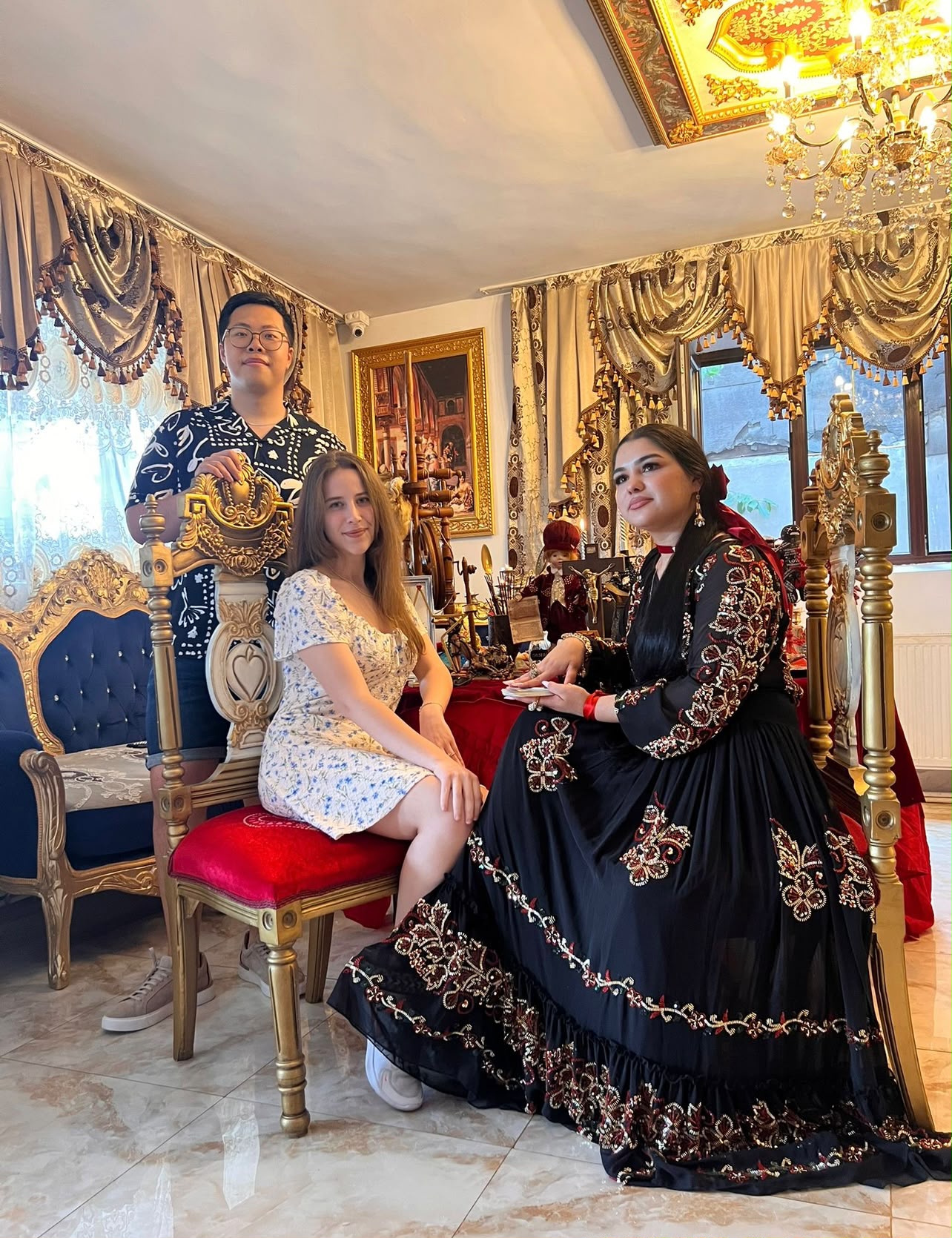 Francesca alături de familie, într-un salon elegant cu candelabre aurii