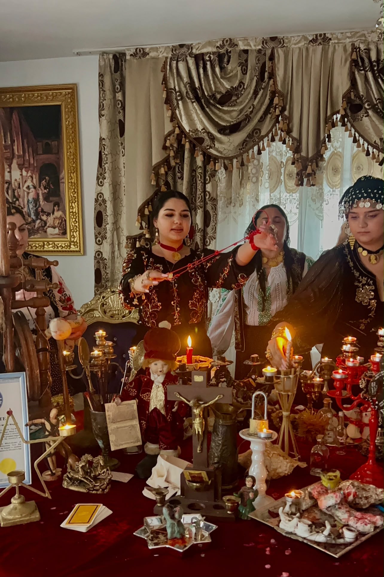 Masa de ritual încărcată cu lumânări și obiecte sfințite, în casa Francescăi