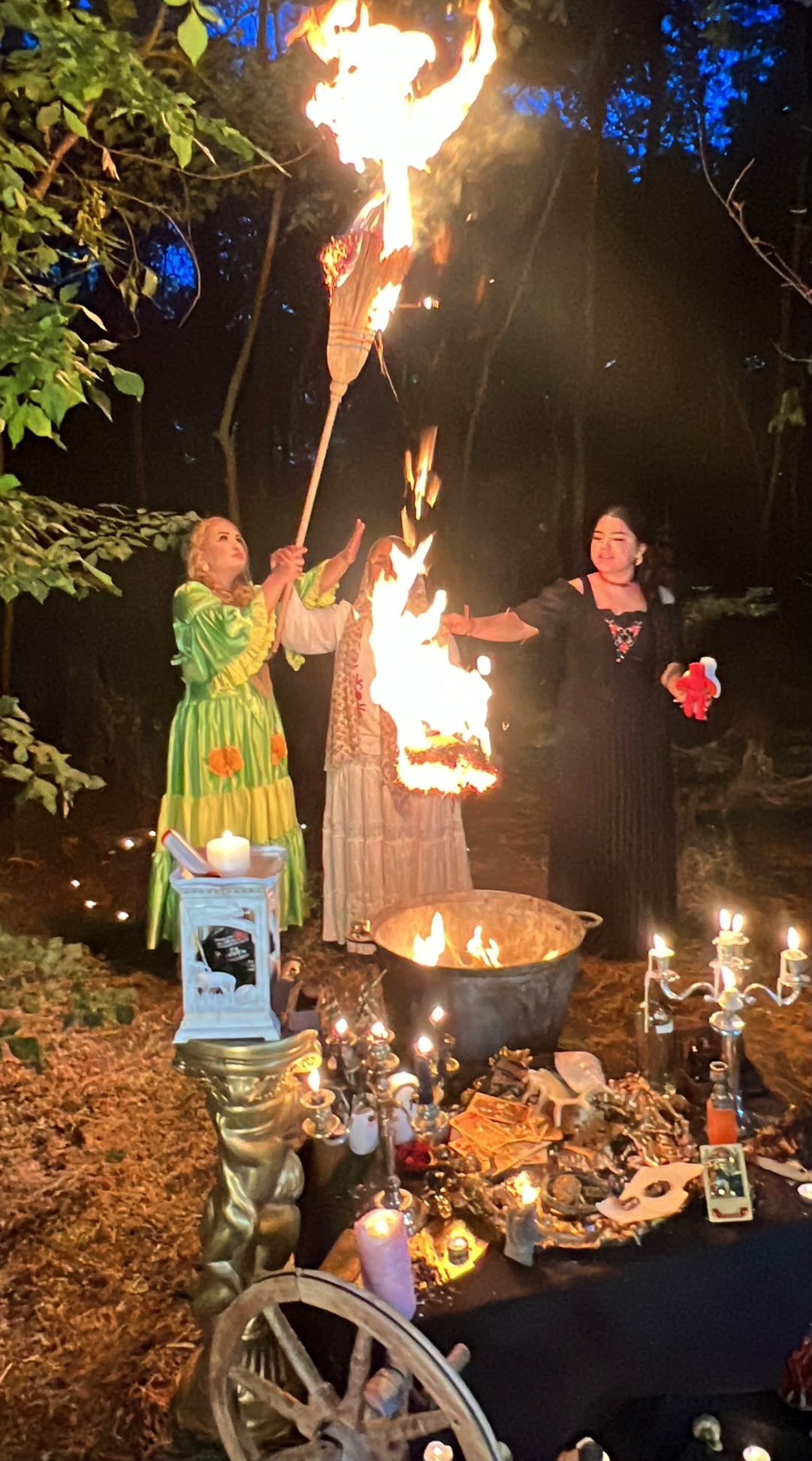 Flăcări înalte la un ritual cu foc, noaptea, sub cerul liber